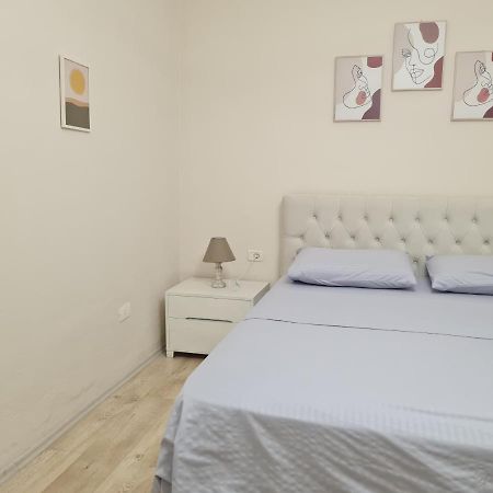 Downtown Boulevard Apartment With A Cute Balcony! Tirana Exteriör bild