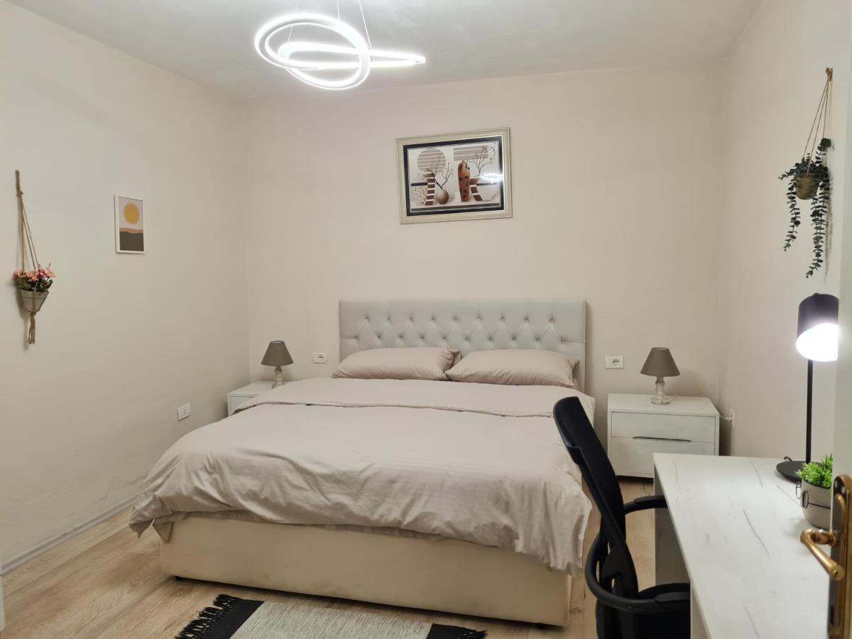 Downtown Boulevard Apartment With A Cute Balcony! Tirana Exteriör bild